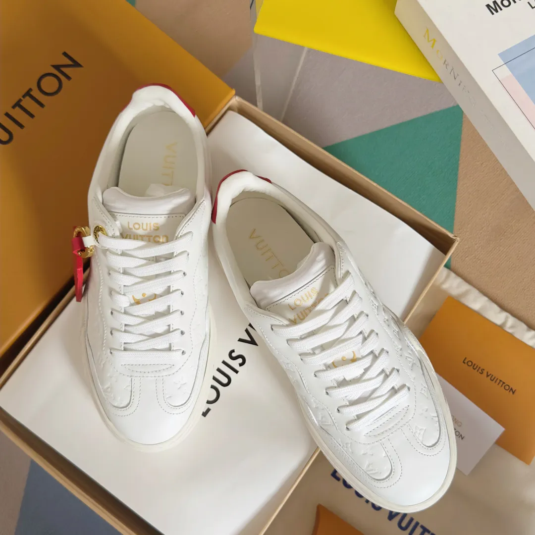 👟👟Ex-factory price 740👟👟 Top version LV Louis Vuitton L House Donkey Brand Stadium Series Casual Sports Shoes White Shoes Dexun Shoes Original purchase, development and production LV Stadium sports shoes are soft cow leather partially embossed with Monogram patterns, reproducing the retro design trend. Monogram canvas trim and toe perforations bring together exquisite details, the tongue is decorated with LV letter label, and the outsole depicts the Louis Vuitton logo. Exquisitely packaged at the delivery counter🛍📦 ▪️ Fabric: Original imported first-layer cowhide ▪️ Lining: Original imported soft sheepskin lining ▪️ Sole: Original open-molded non-slip rubber outsole ▪️ Bottom thickness: 3CM ▪️ Size: Women's 35-41